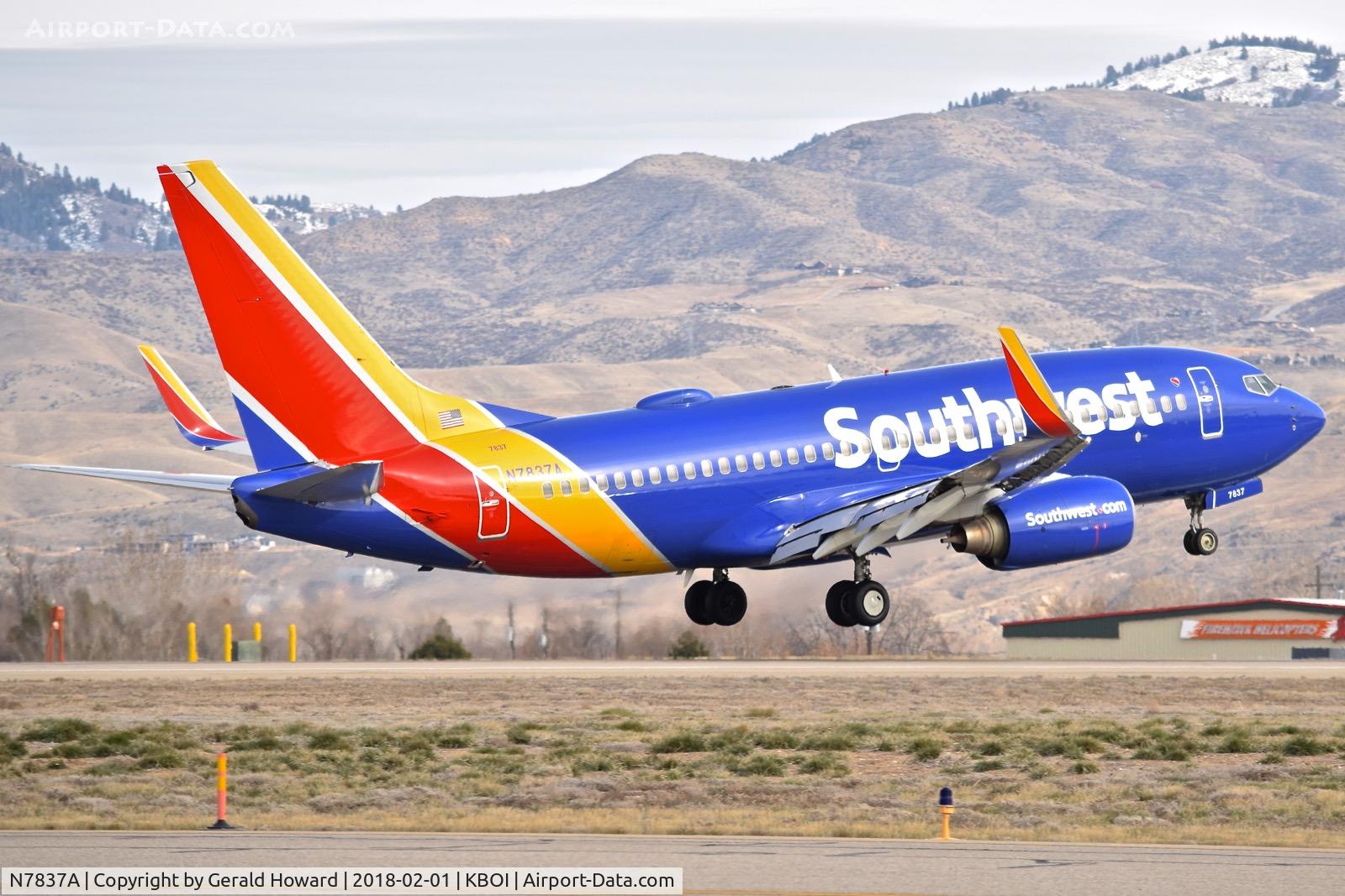 N7837A, 2003 Boeing 737-752 C/N 33785, Landing RWY 10R.