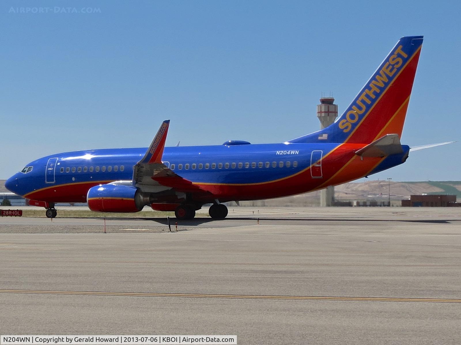 N204WN, 2005 Boeing 737-7H4 C/N 29855, Taxiing RWY 28R.