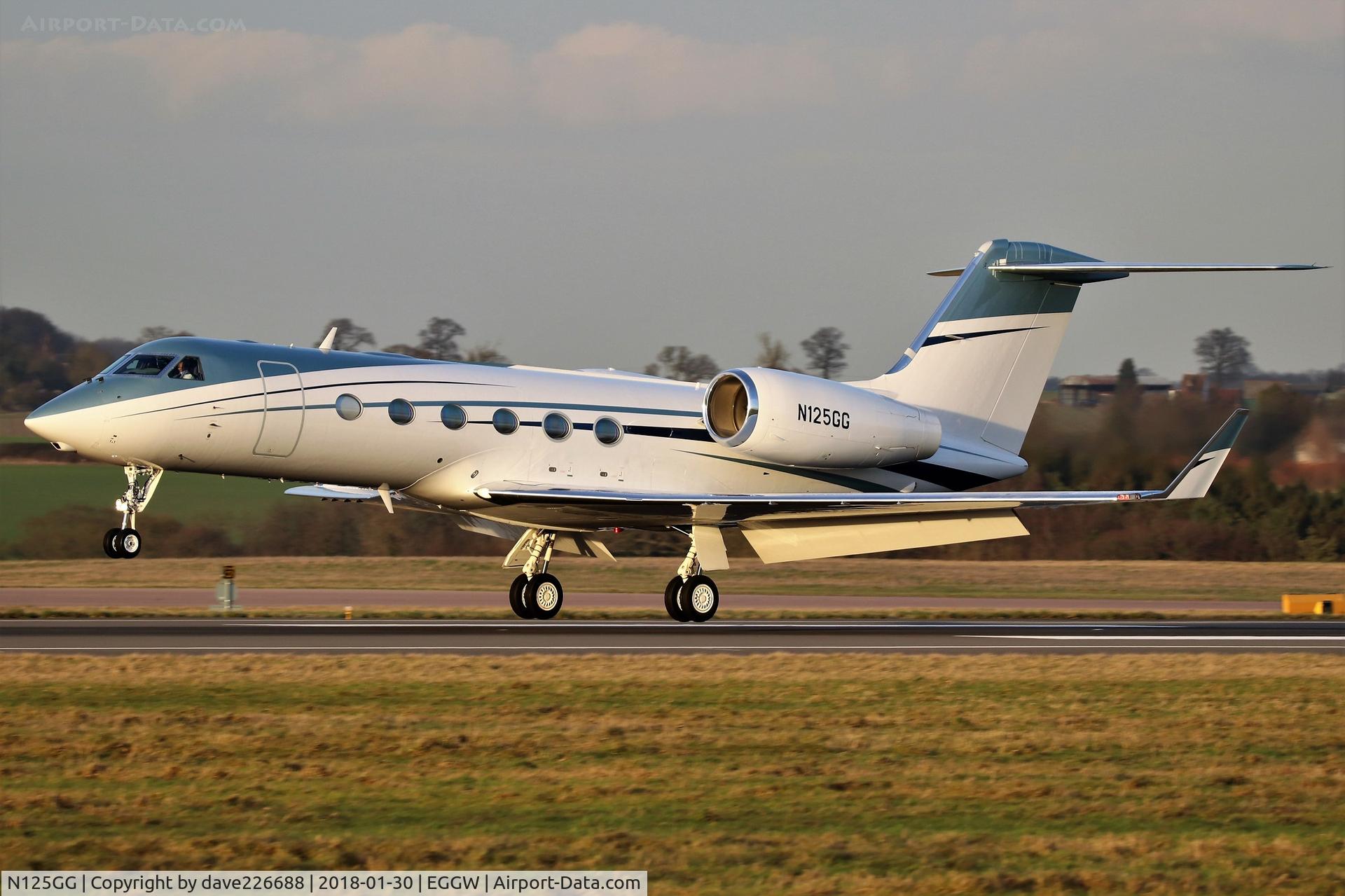 N125GG, 2013 Gulfstream Aerospace G450 (GIV-X) C/N 4302, N125GG landing into the setting sun at London Luton