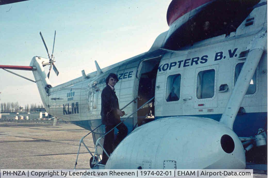 PH-NZA, 1964 Sikorsky S-61 N-3 C/N 61257, Boarding to Oilrig Chaperral Noordzee
