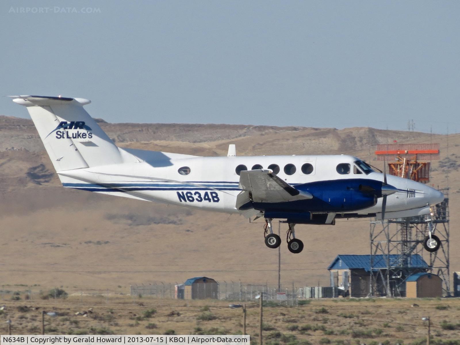 N634B, 1974 Beech A200 C/N BC-19, Landing RWY 28R.