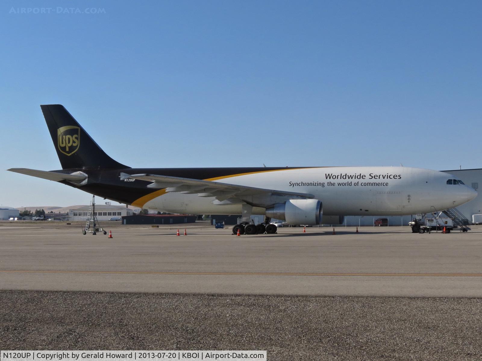 N120UP, 2000 Airbus A300F4-622R C/N 0805, Parked on the UPS ramp.