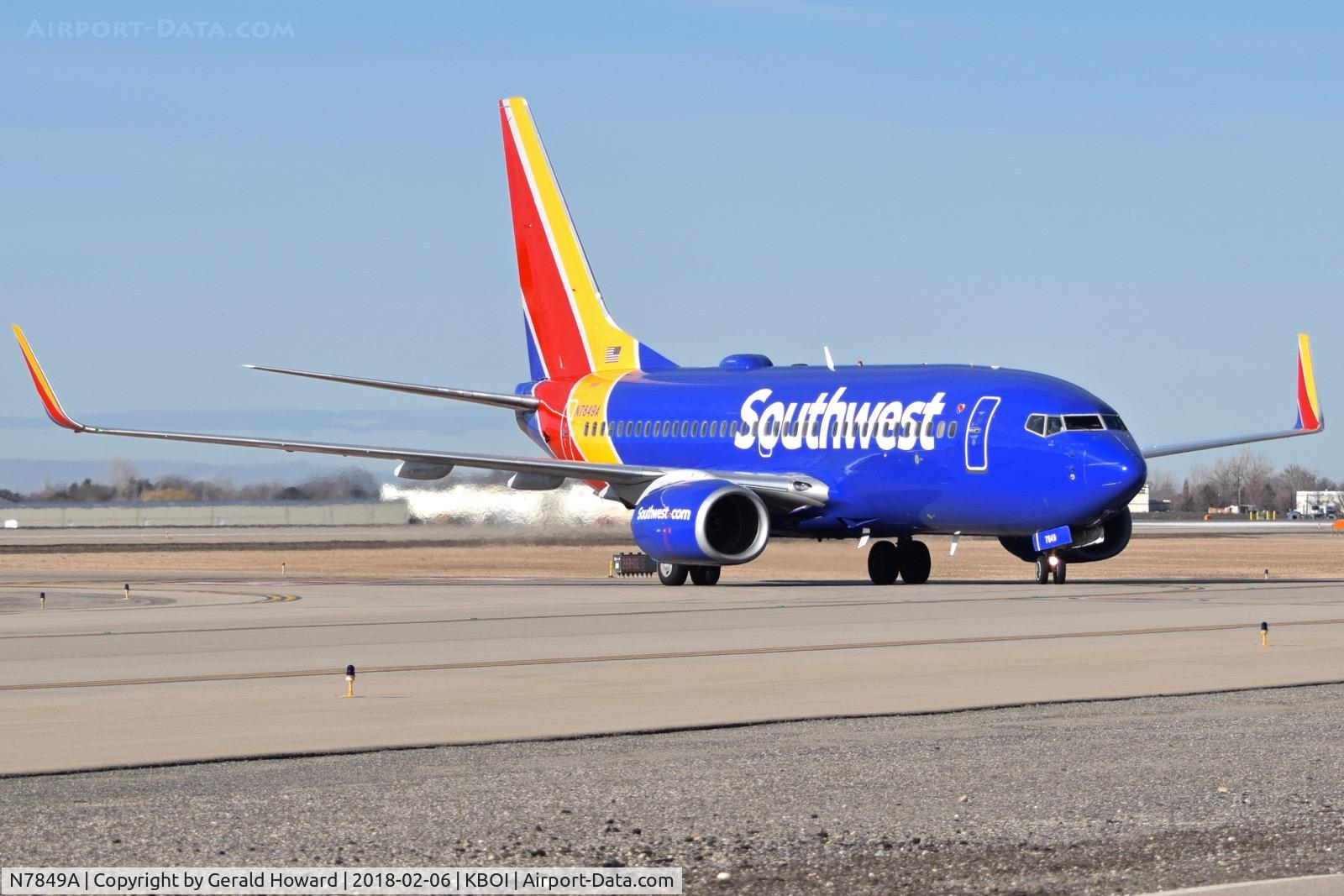 N7849A, 2006 Boeing 737-71B C/N 29367, Turning off Golf onto Alpha.