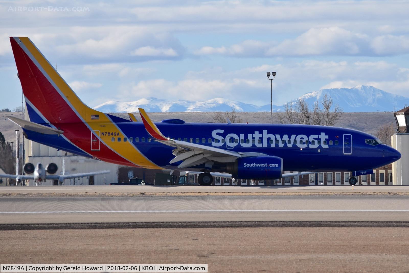 N7849A, 2006 Boeing 737-71B C/N 29367, Slowing down on RWY 28L.