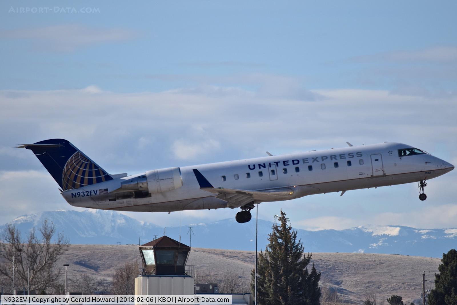 N932EV, 2005 Bombardier CRJ-200ER (CL-600-2B19) C/N 8016, Take off from RWY 28L.