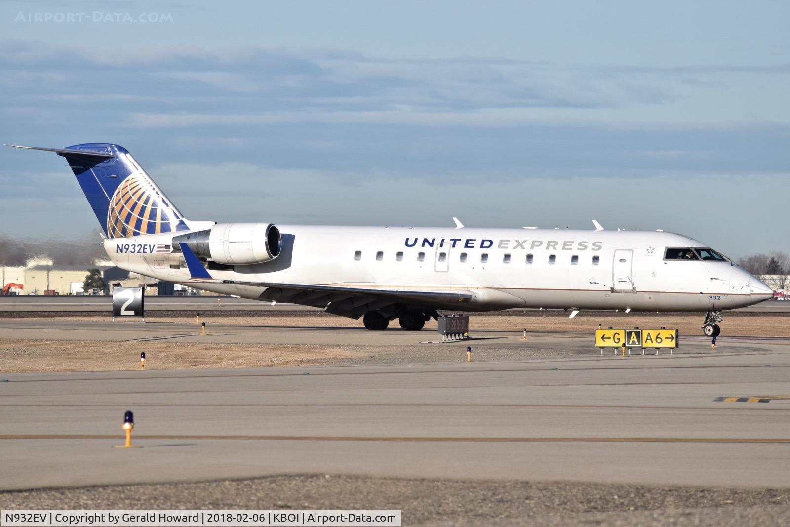 N932EV, 2005 Bombardier CRJ-200ER (CL-600-2B19) C/N 8016, Turning onto Alpha.