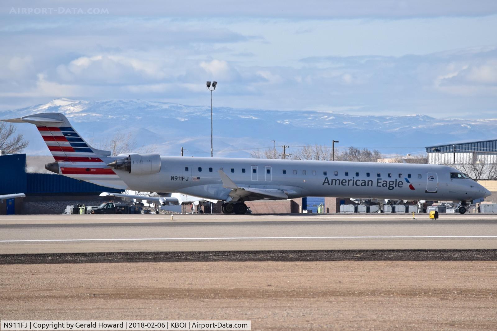 N911FJ, 2003 Bombardier CRJ-900ER (CL-600-2D24) C/N 15011, Slowing on RWY 28L.