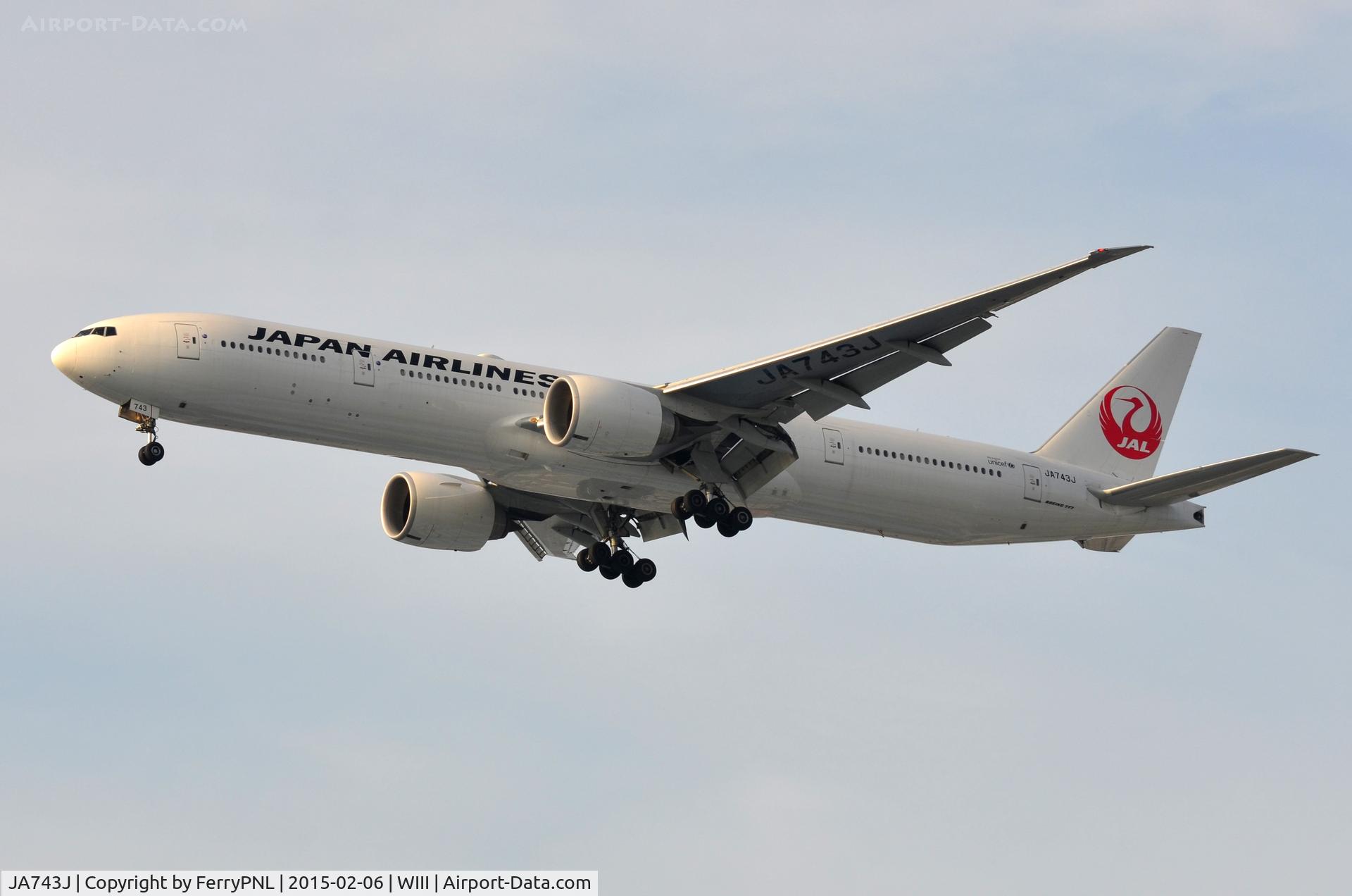 JA743J, 2009 Boeing 777-346/ER C/N 36130, JAL B773 landing