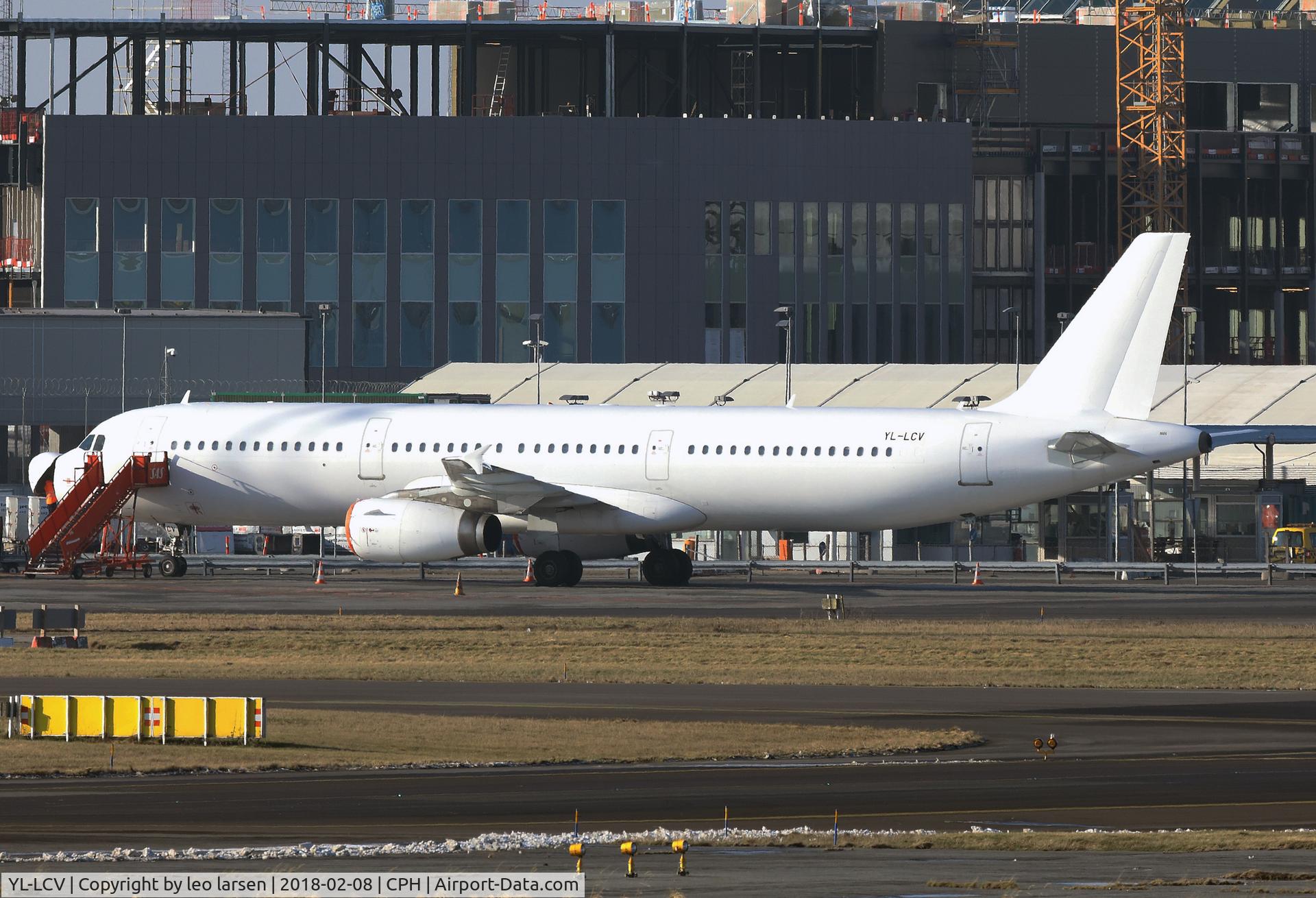 YL-LCV, 2004 Airbus A321-231 C/N 2216, Copenhagen 8.2.2018 with Radome open and
technical staff on Work.
