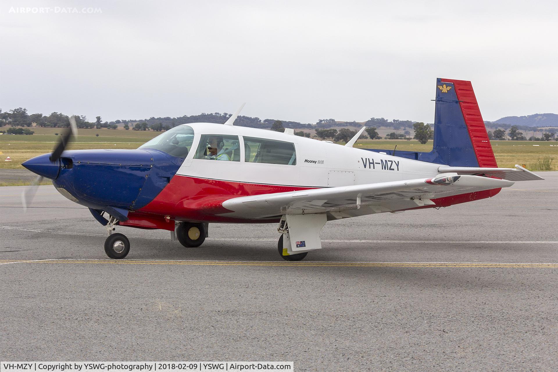 VH-MZY, 1980 Mooney M20K C/N 25-0297, Mooney M20K 231 (VH-MZY) taxiing at Wagga Wagga Airport