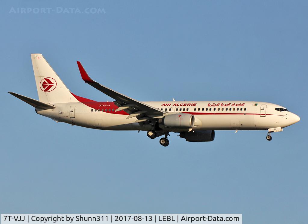 7T-VJJ, 2000 Boeing 737-8D6 C/N 30202, Landing rwy 25R in new c/s with fitted sharklets