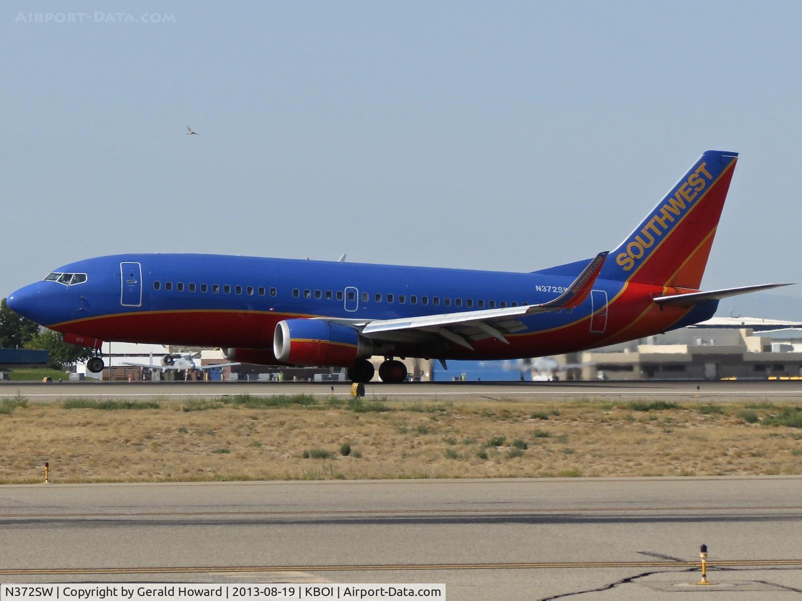 N372SW, 1993 Boeing 737-3H4 C/N 26599, Landing RWY 10L.