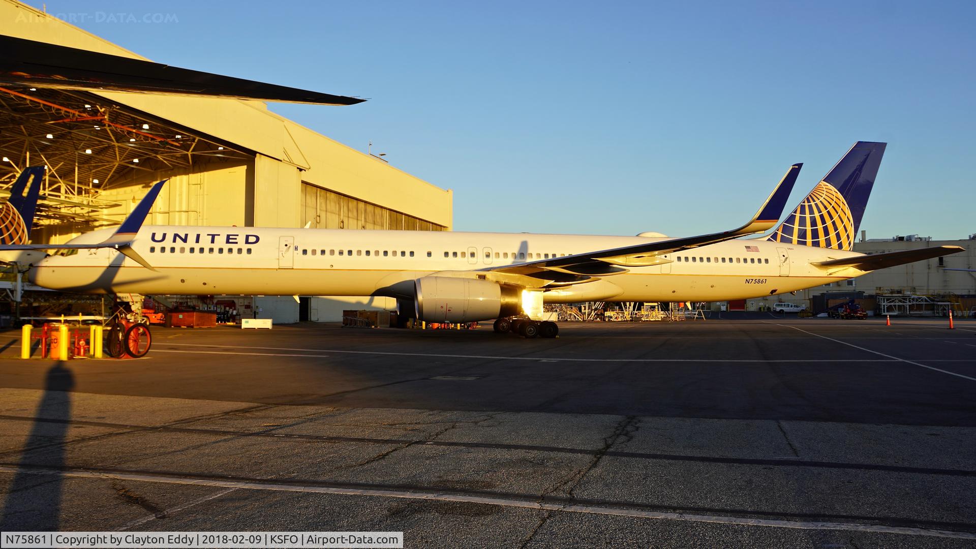 N75861, 2001 Boeing 757-33N C/N 32585, SFO 2018.