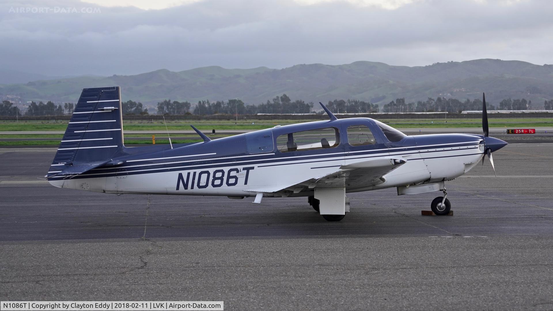 N1086T, 1990 Mooney M20M Bravo C/N 27-0045, Livermore Airport California 2018.
