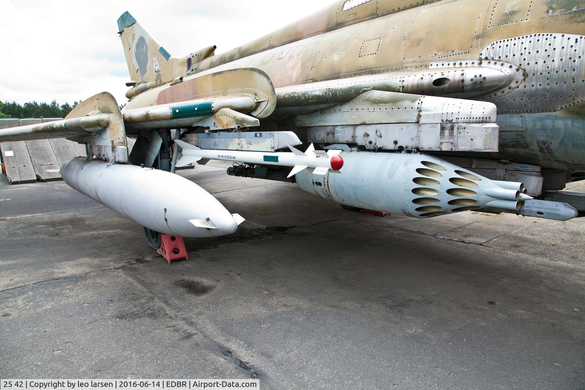 25 42, 1985 Sukhoi Su-22M-4K C/N 26817, Rothenburg 14.6.2016