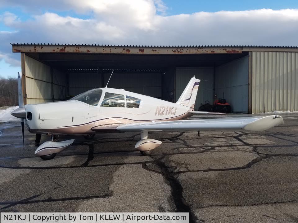 N21KJ, 1964 Piper PA-28-140 C/N 28-20307, beautifully refinished PA-28