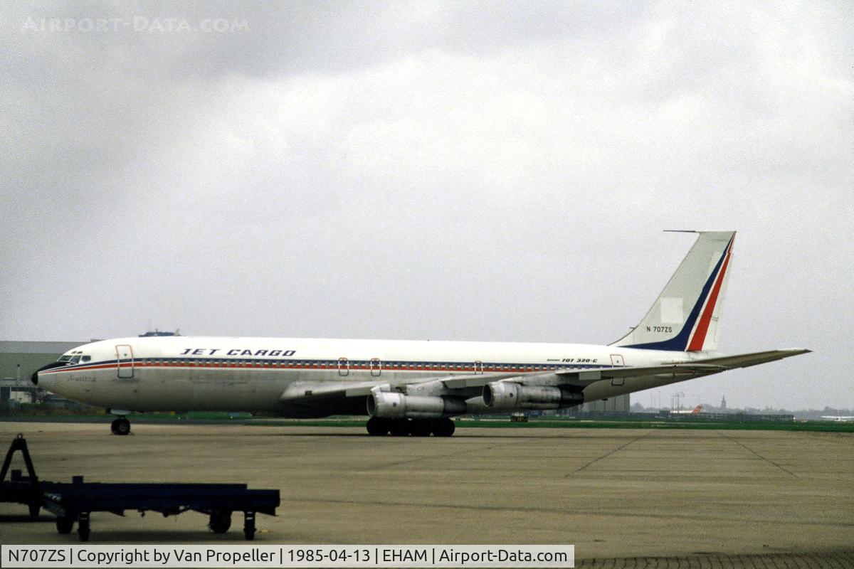 N707ZS, 1969 Boeing 707-309C C/N 20261, Jet Cargo Boeing 707-309C on the platform of Schiphol-Oost, the Netherlands, 1985