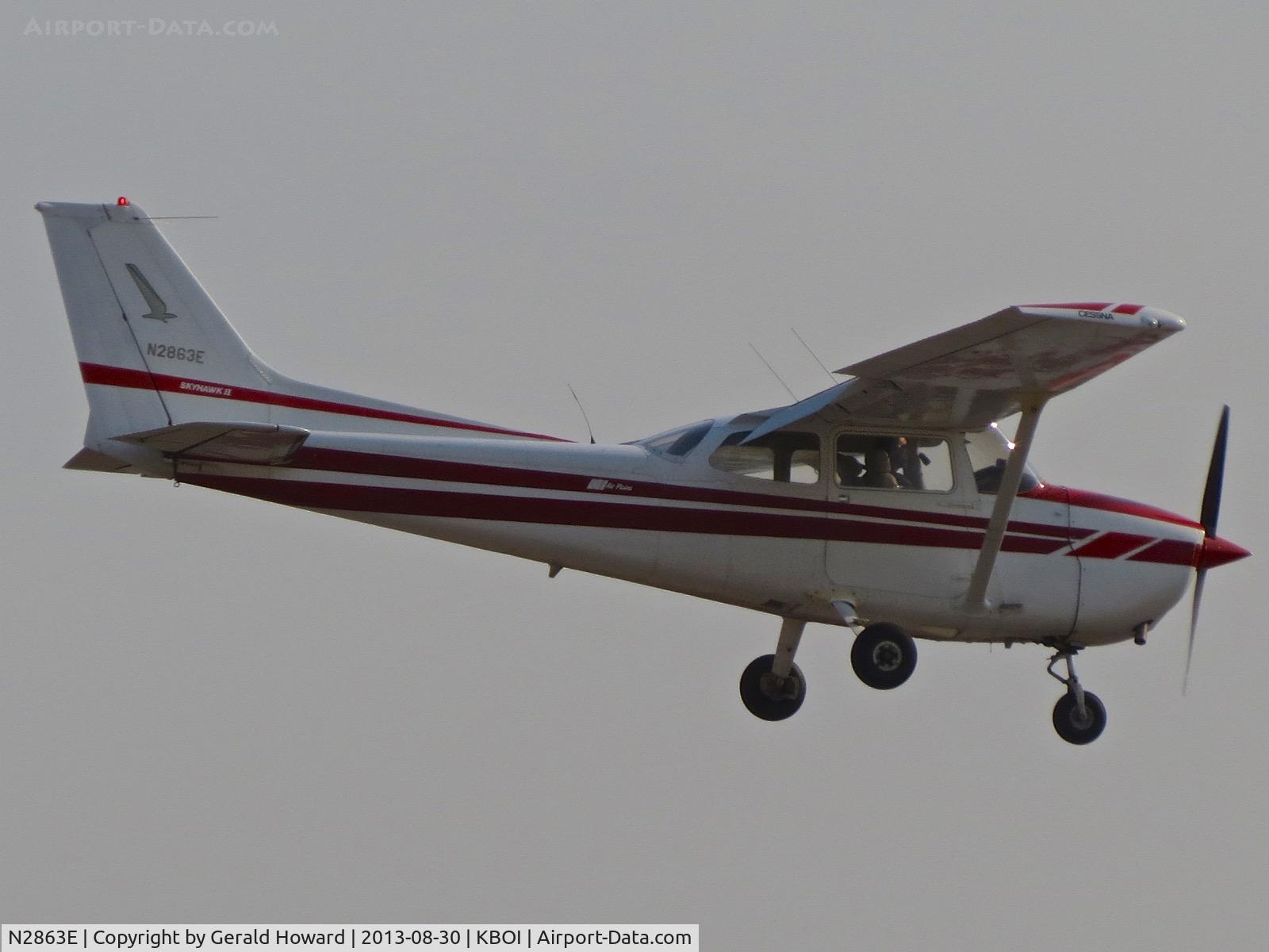 N2863E, 1978 Cessna 172N C/N 17271352, Landing RWY 10L.
