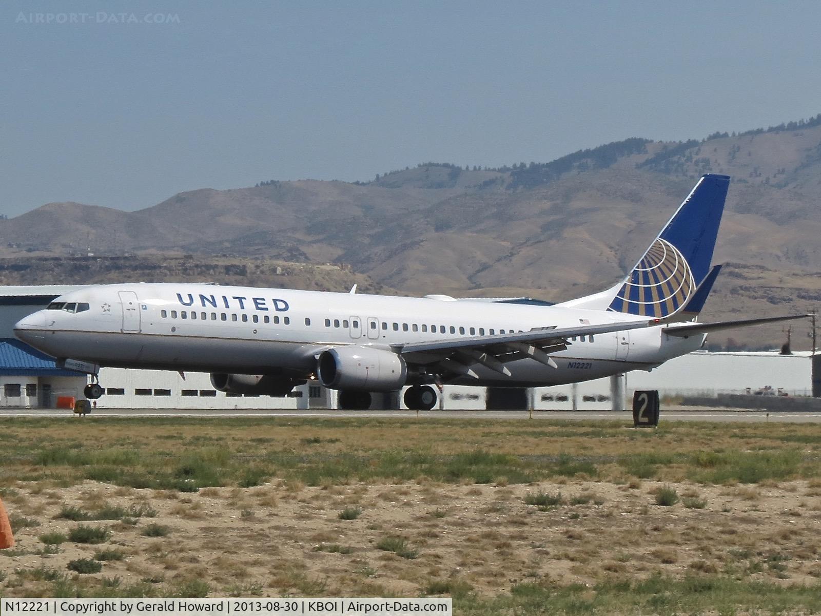 N12221, 1998 Boeing 737-824 C/N 28930, Landing RWY 28R.