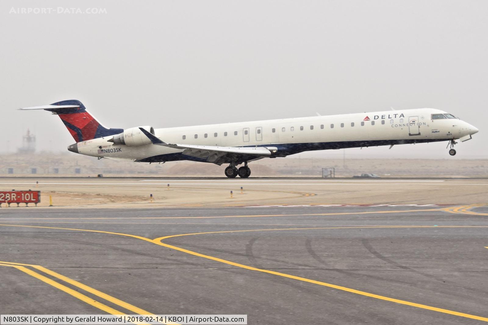 N803SK, 2006 Bombardier CRJ-900ER (CL-600-2D24) C/N 15062, Landing RWY 28R just as the snow starts to fall.