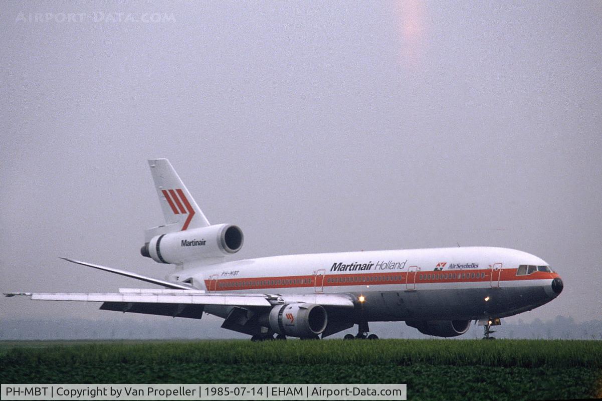 PH-MBT, 1978 McDonnell Douglas KDC-10-30CF C/N 46985, Martinair Holland DC-10-30CF landing at Schiphol airport, the Netherlands, 1985. Leased to Air Seychelles at the time, see sticker
