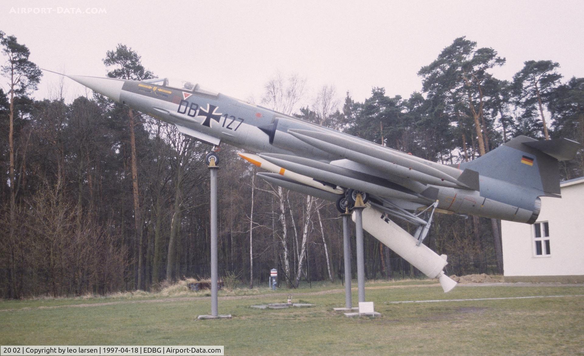 20 02, Lockheed F-104G Starfighter ZELL C/N 683-2002, Berlin-Gatow museum 18.4.1997