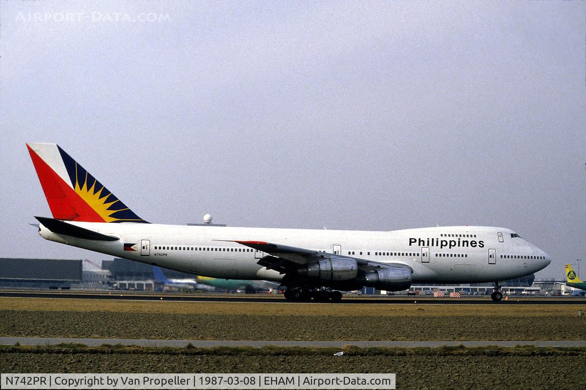 N742PR, 1980 Boeing 747-2F6B C/N 21833, Philippine Airlines Boeing 747-2F6B landing at Schiphol airport, the Netherlands, 1987