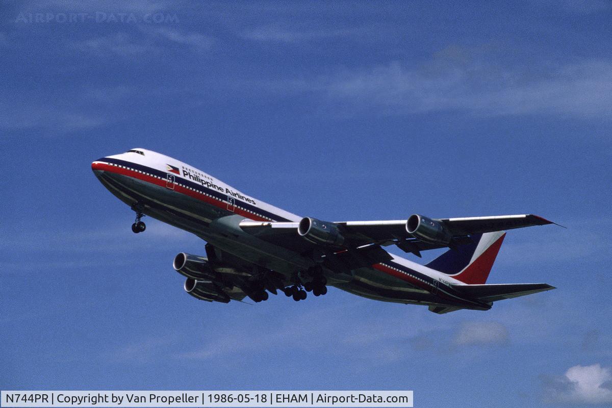 N744PR, 1980 Boeing 747-2F6B C/N 22382, Philippines Airlines Boeing 747-2F6B taking off from Schiphol airport, the Netherlands, 1986