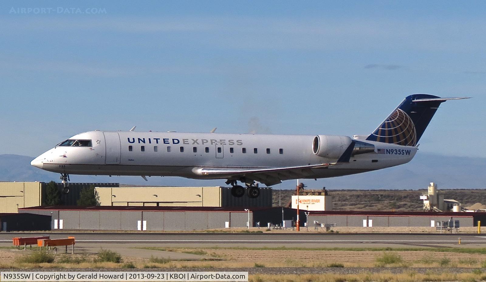 N935SW, 2002 Bombardier CRJ-200LR (CL-600-2B19) C/N 7725, Landing RWY 10R.