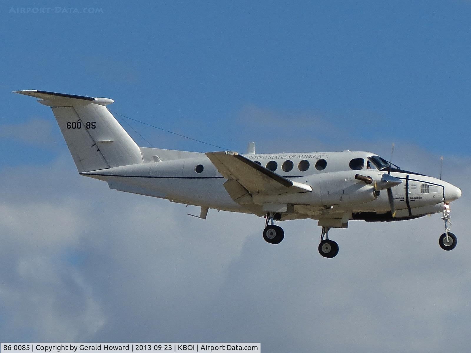 86-0085, 1986 Beechcraft C-12F Huron C/N BP-65, Landing RWY 10R.