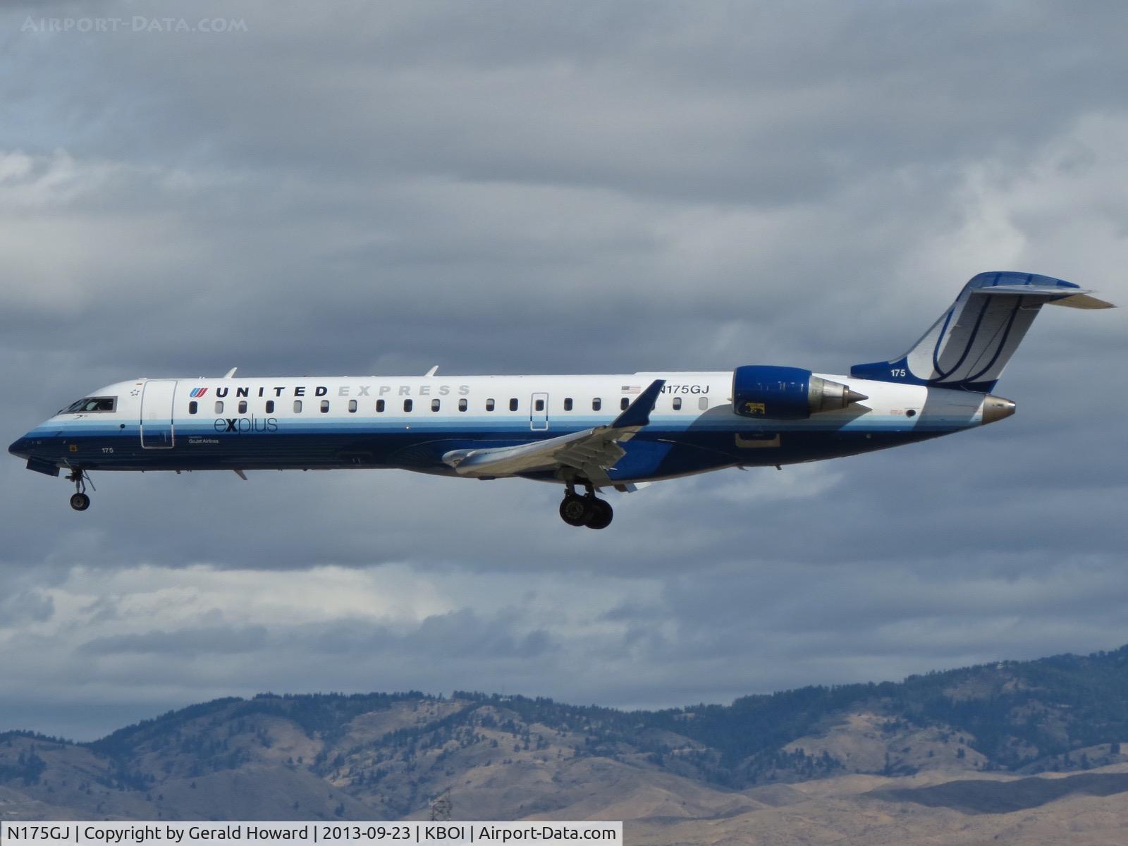 N175GJ, 2009 Bombardier CRJ-702 (CL-600-2C10) C/N 10297, Over the numbers for RWY 28L.