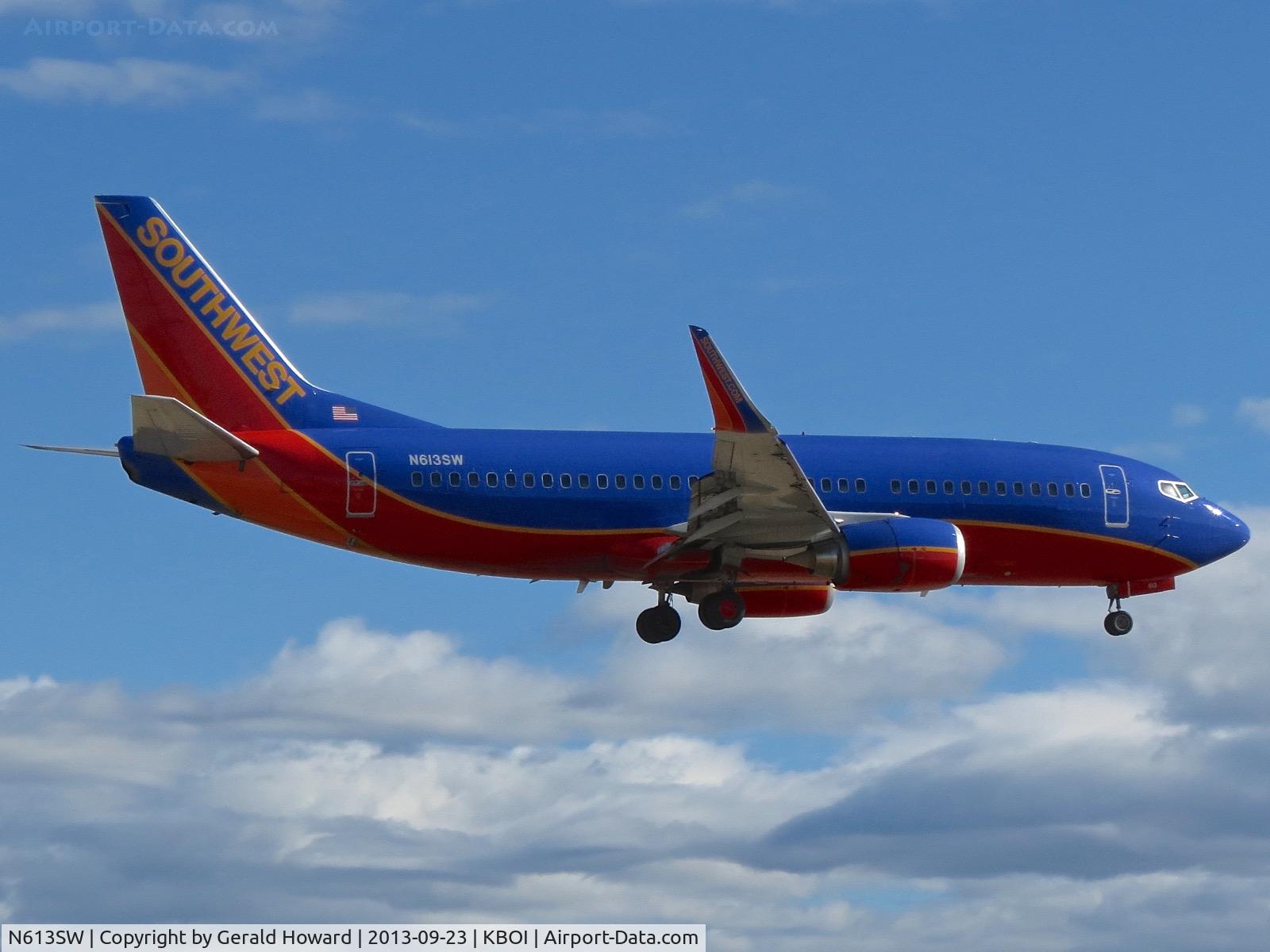 N613SW, 1995 Boeing 737-3H4 C/N 27931, Landing RWY 10R.