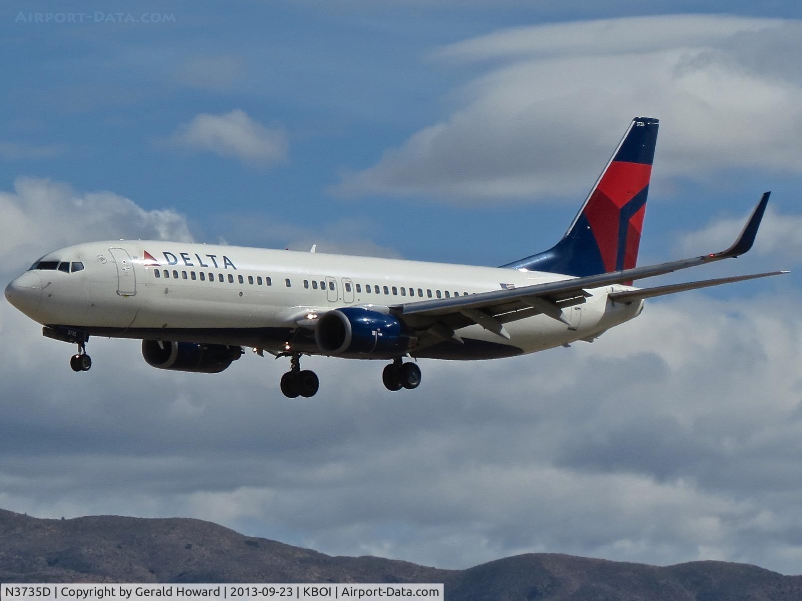N3735D, 2000 Boeing 737-832 C/N 30381, Landing RWY 28L.