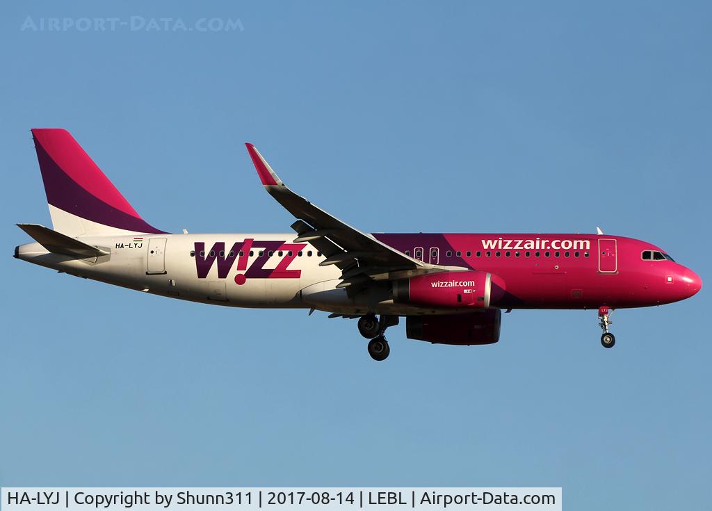 HA-LYJ, 2014 Airbus A320-232 C/N 6360, Landing rwy 25R
