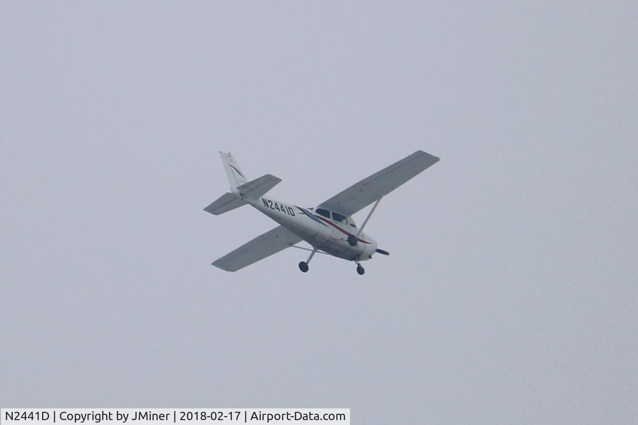N2441D, 2000 Cessna 172R Skyhawk C/N 17280983, Flying over Elgin IL.