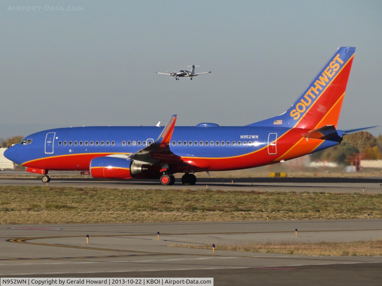 N952WN, 2010 Boeing 737-7H4 C/N 36667, Holding for landing traffic.