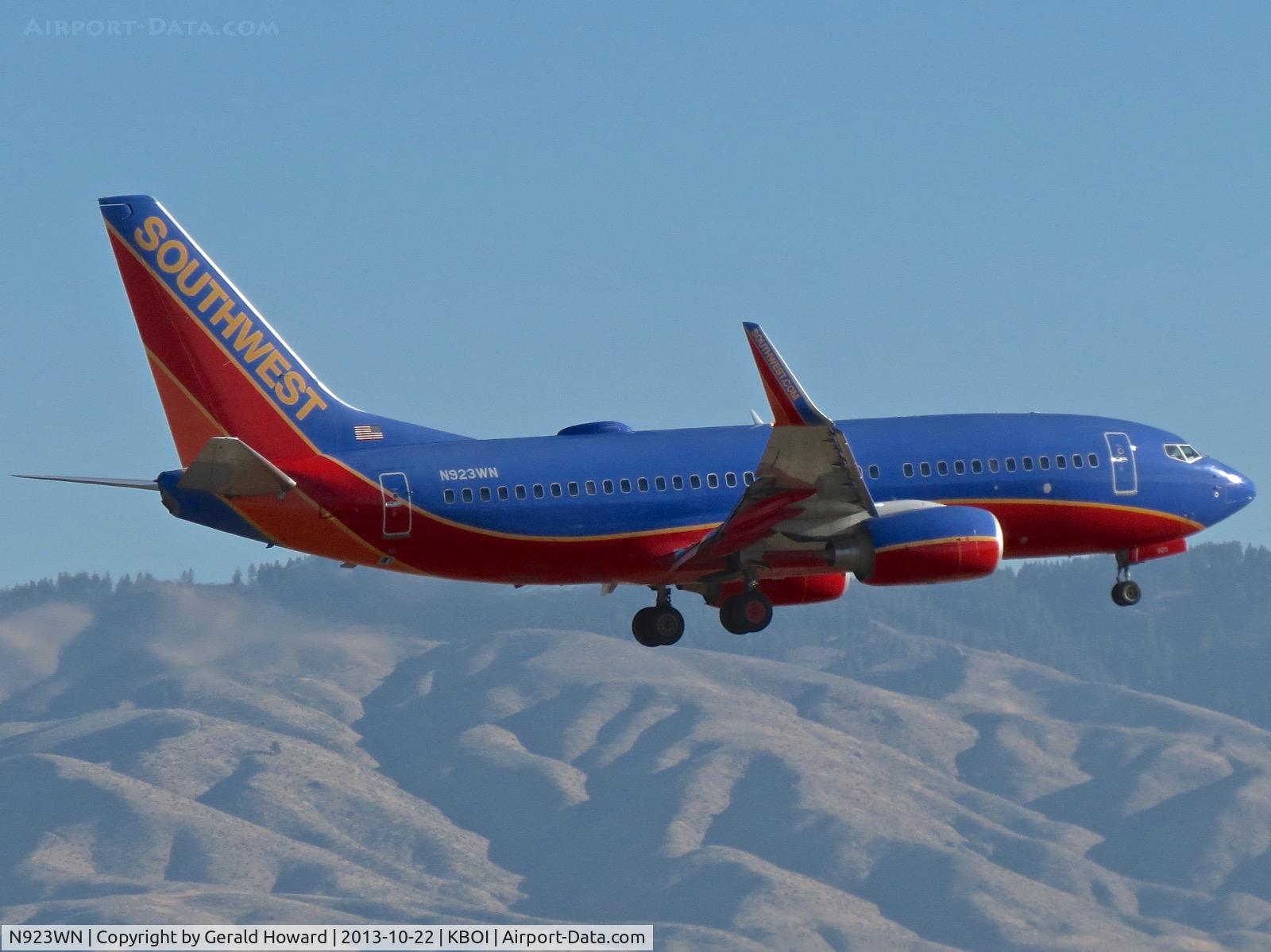 N923WN, 2008 Boeing 737-7H4 C/N 36627, Landing RWY 10L.