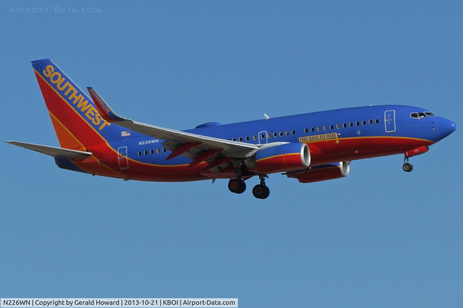 N226WN, 2005 Boeing 737-7H4 C/N 32494, Landing RWY 10L.