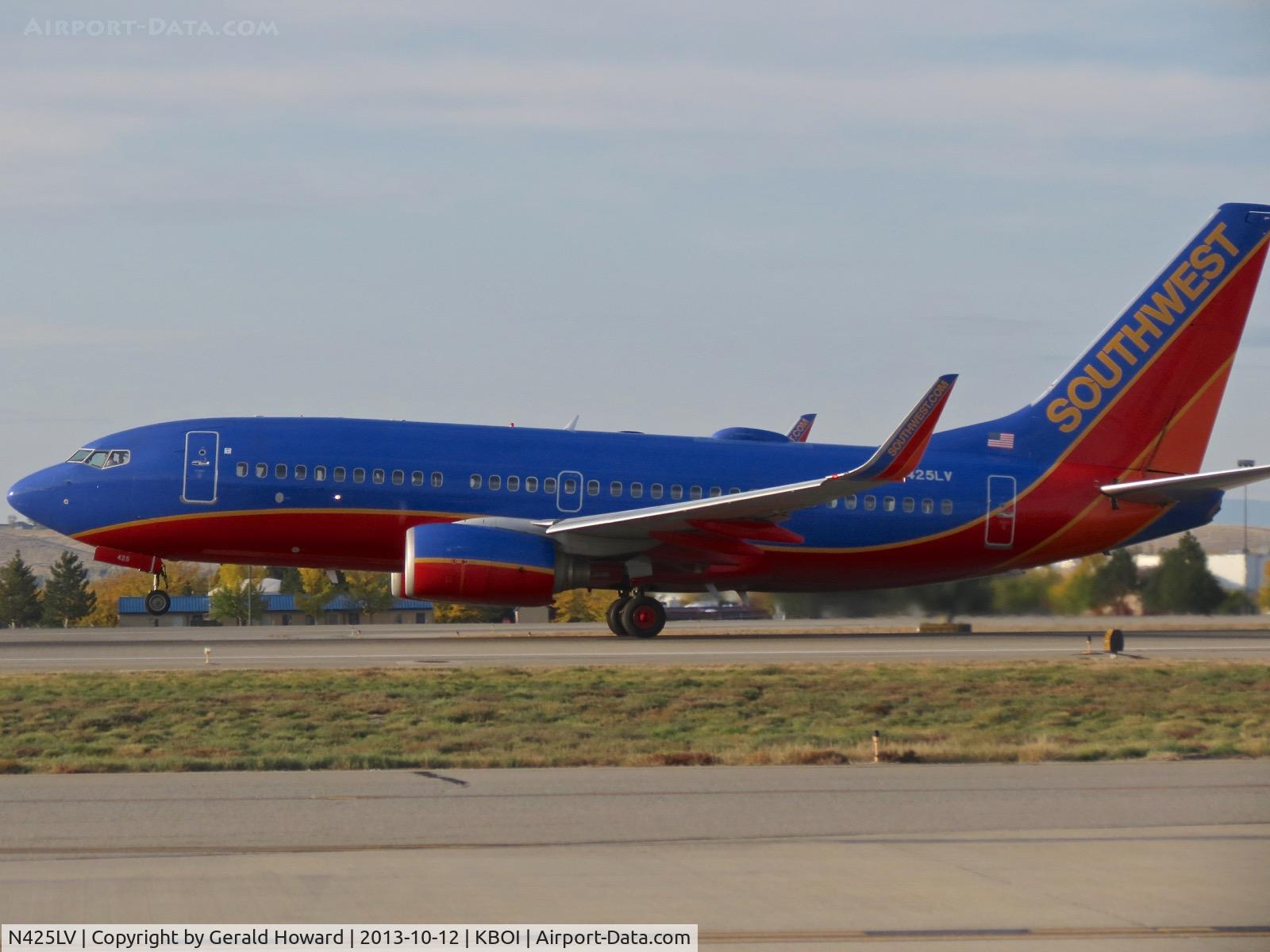 N425LV, 2002 Boeing 737-7H4 C/N 29829, Take off run on RWY 10L.