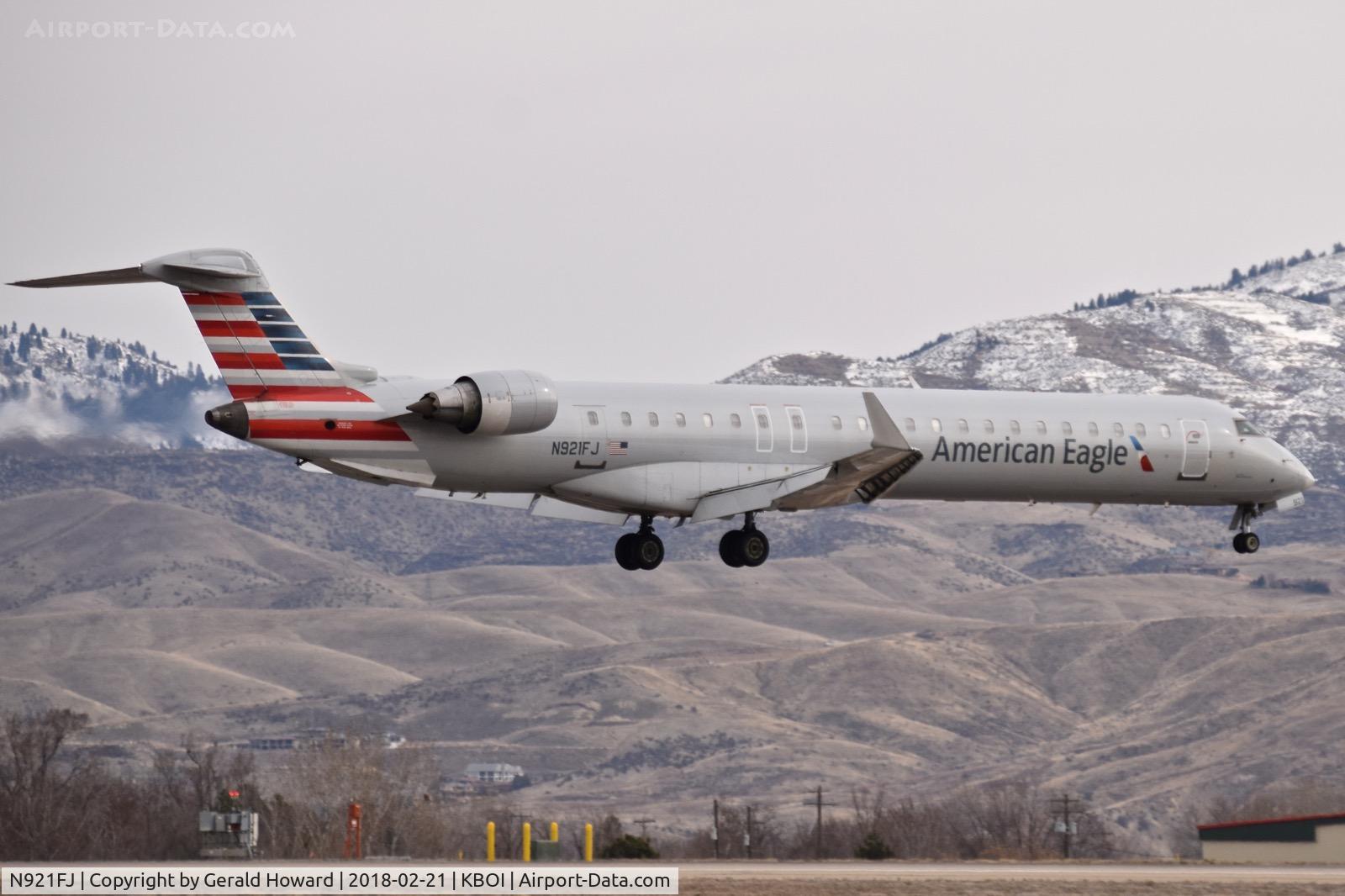 N921FJ, 2004 Bombardier CRJ-900ER (CL-600-2D24) C/N 15021, Past the numbers for RWY 10R.
