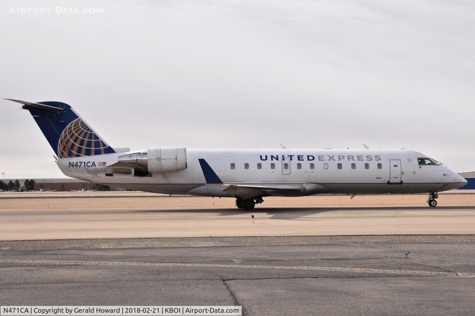 N471CA, 2002 Bombardier CRJ-200ER (CL-600-2B19) C/N 7655, Taxiing on Alpha.