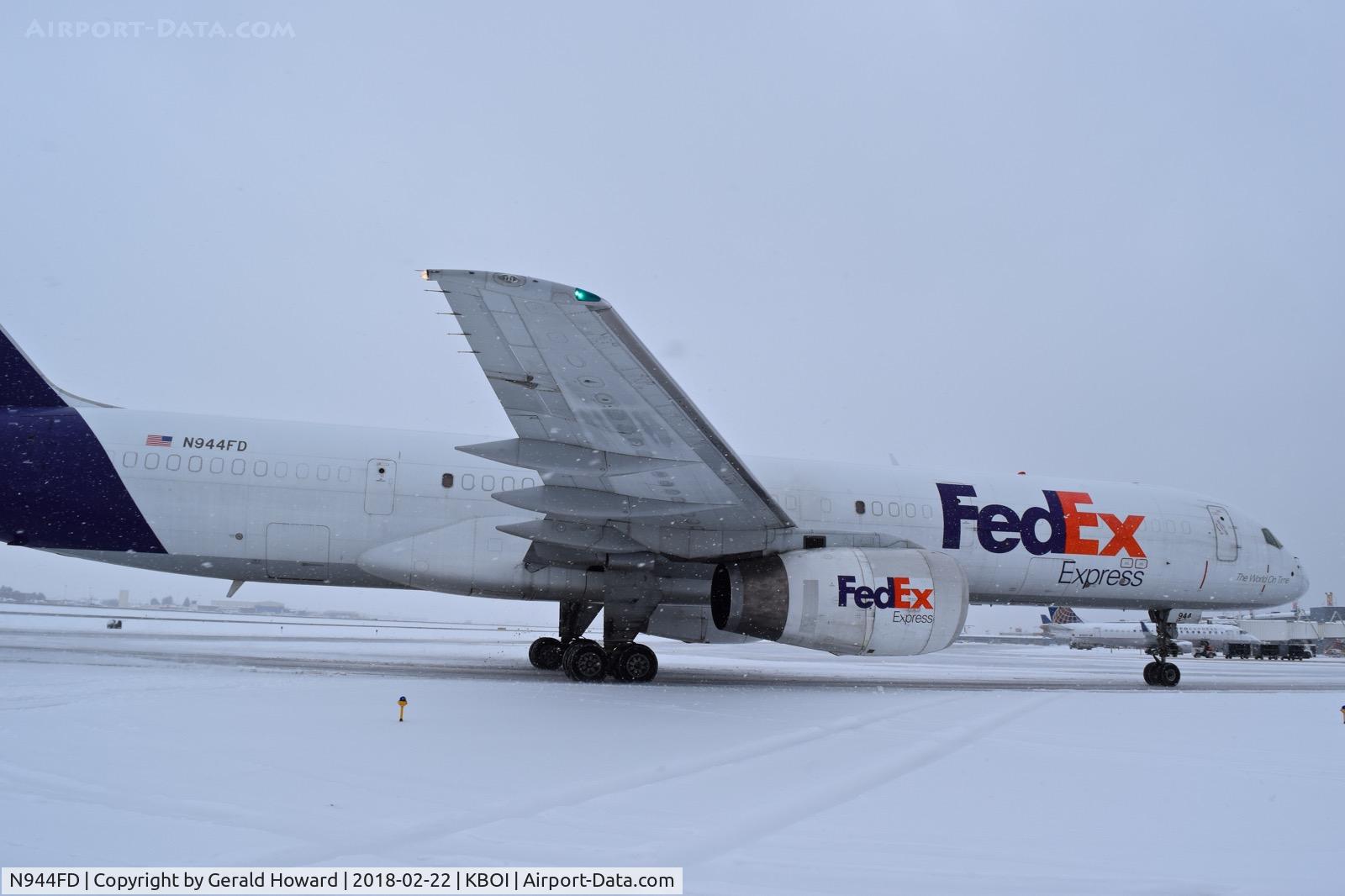 N944FD, 1989 Boeing 757-2G5 C/N 24497, Turning onto Delta and the Fed Ex ramp.