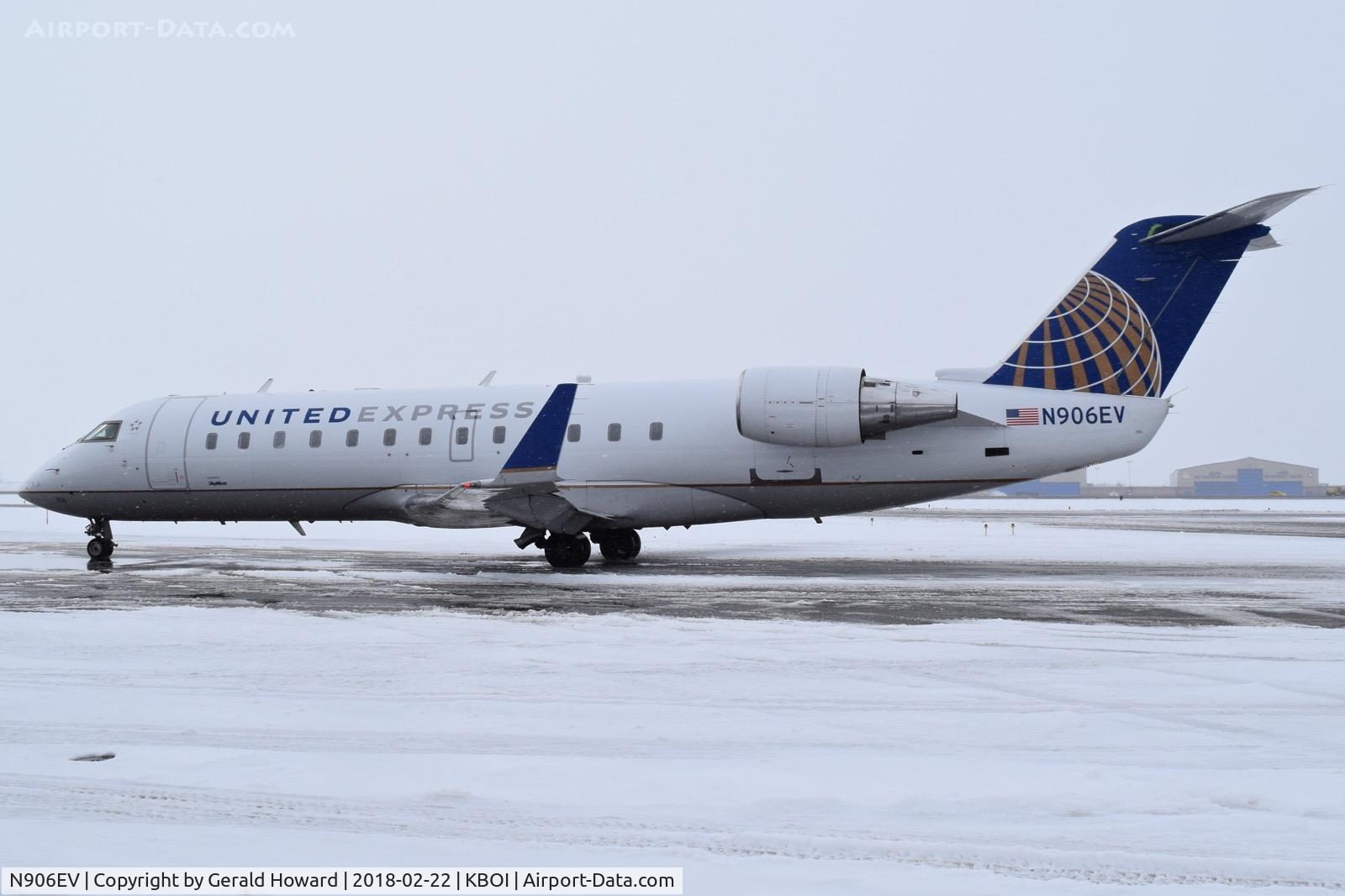 N906EV, 2002 Bombardier CRJ-200ER (CL-600-2B19) C/N 7642, Taxiing to the runway.