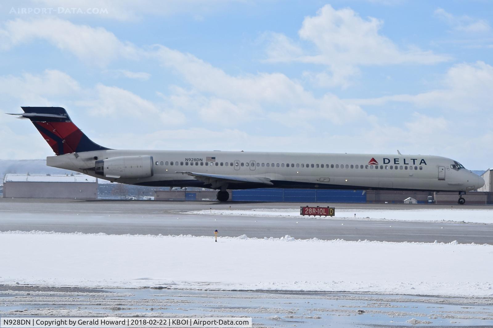 N928DN, 1999 McDonnell Douglas MD-90-30 C/N 53590, Take off run on RWY 28R.