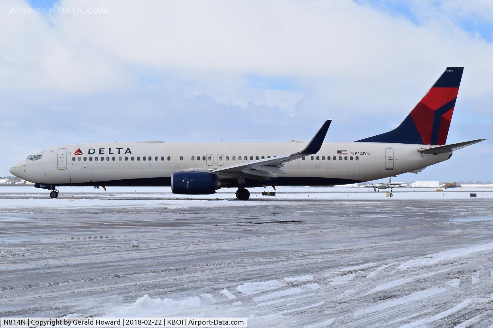 N814N, 1983 Boeing 737-201 C/N 22962, Taxiing from the gate to RWY 28R.