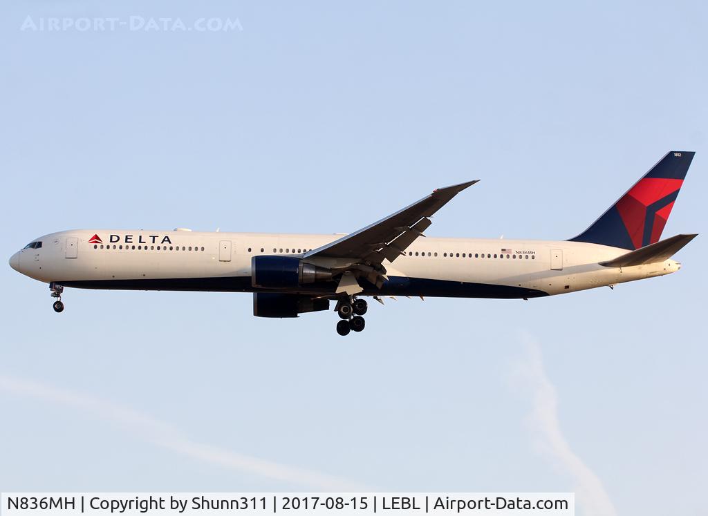 N836MH, 2000 Boeing 767-432/ER C/N 29709, Landing rwy 25R