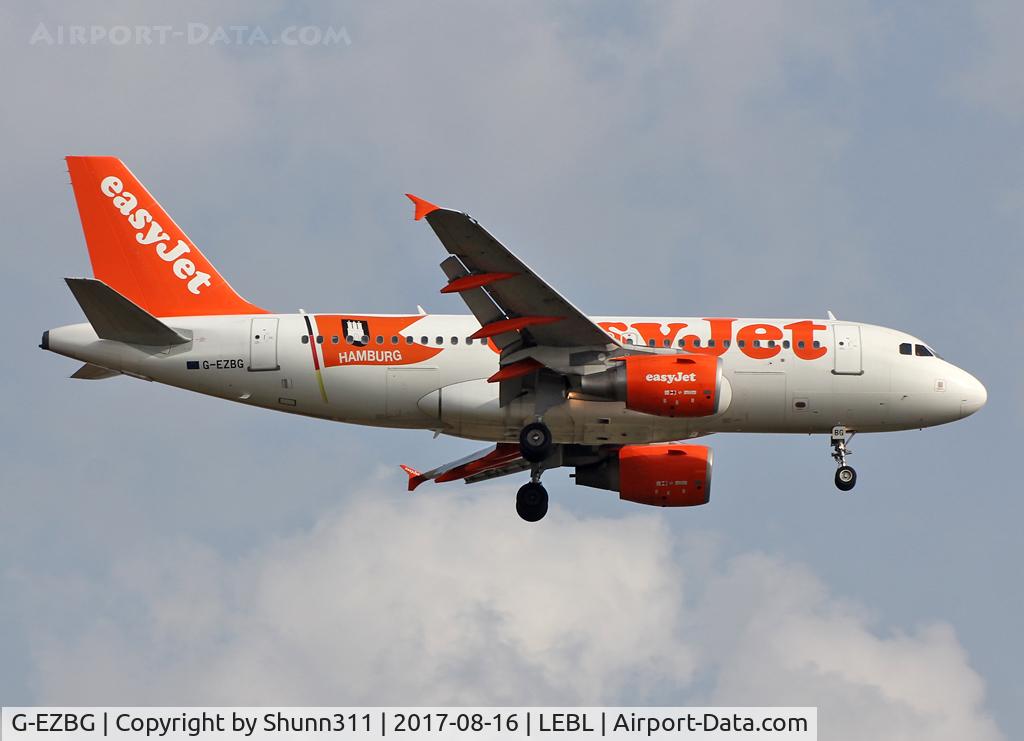 G-EZBG, 2006 Airbus A319-111 C/N 2946, Landing rwy 07L with 'Hamburg' patch