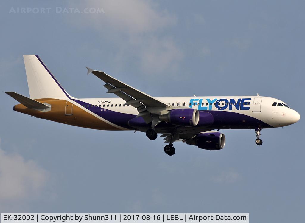 EK-32002, 1997 Airbus A320-211 C/N 726, Landing rwy 07L