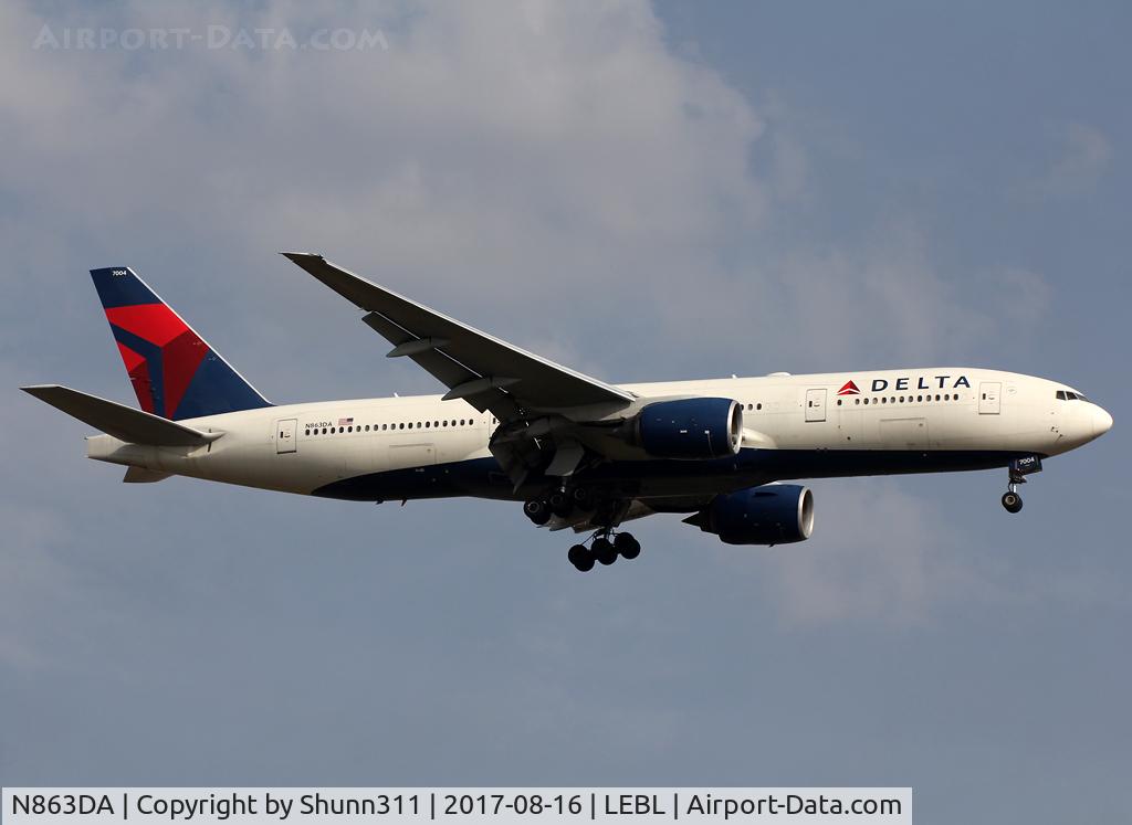N863DA, 1999 Boeing 777-232 C/N 29735, Landing rwy 07L