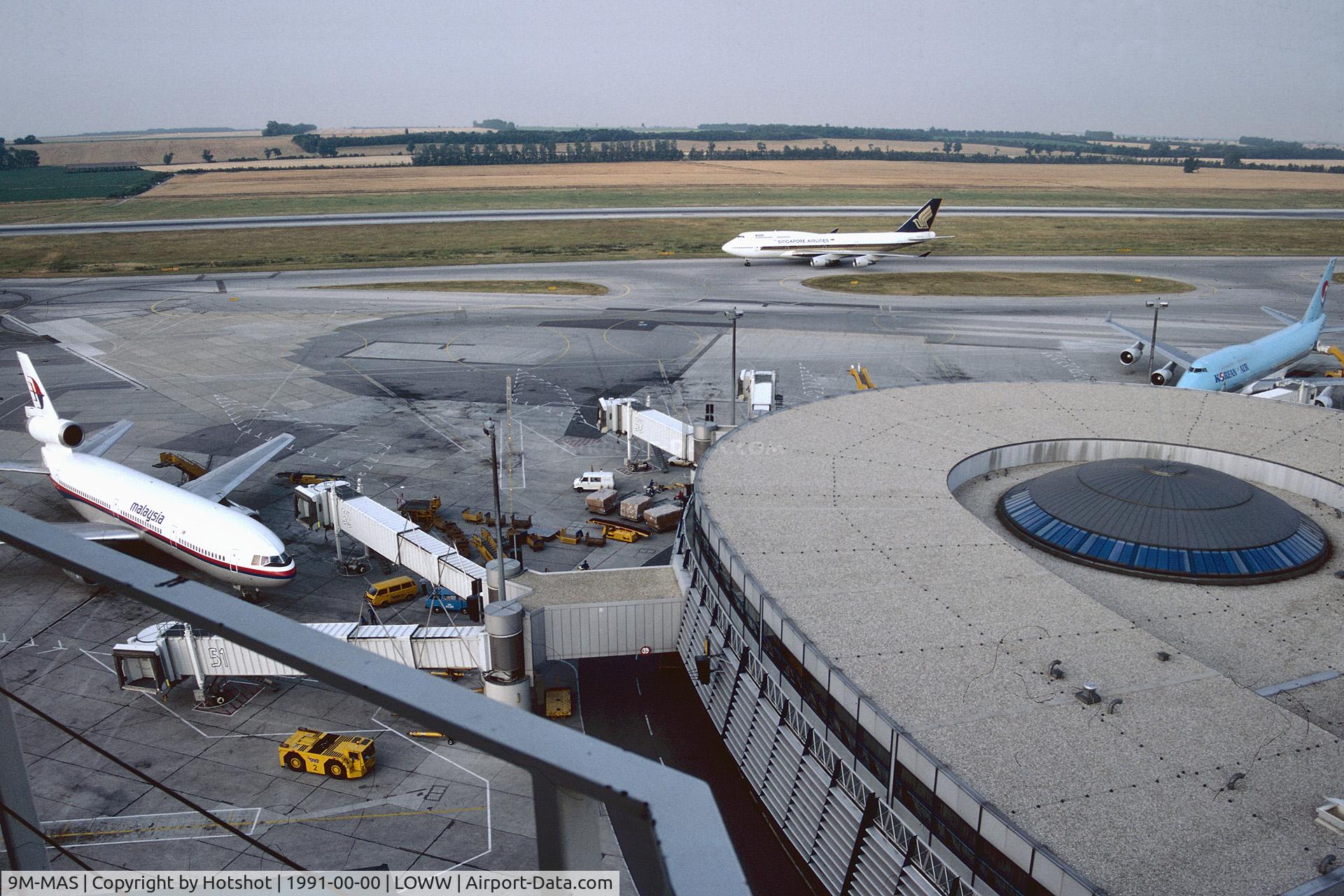 9M-MAS, 1976 McDonnell Douglas DC-10-30 C/N 46955, Flanked by a Singapore and a Korean Air 747-400 at Pier East.